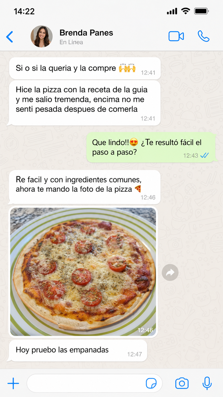 Conversación de Brenda mostrando la pizza que preparó con la guía